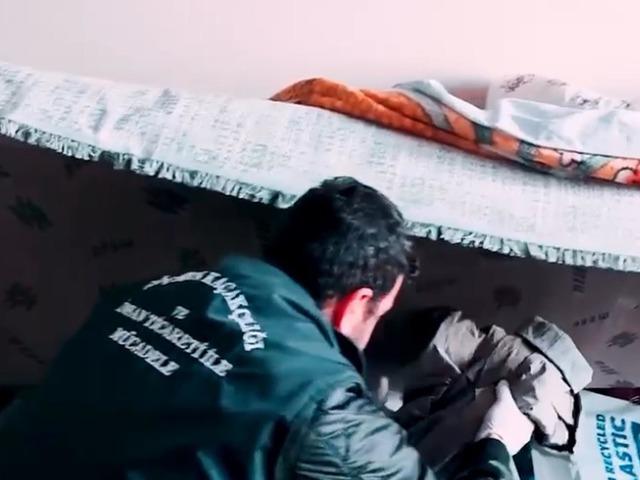 Kaçak Afgan göçmenleri uçakla göndereceklerdi!