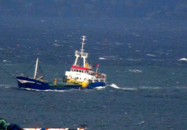 Bandırma’da fırtına deniz ulaşımını vurdu