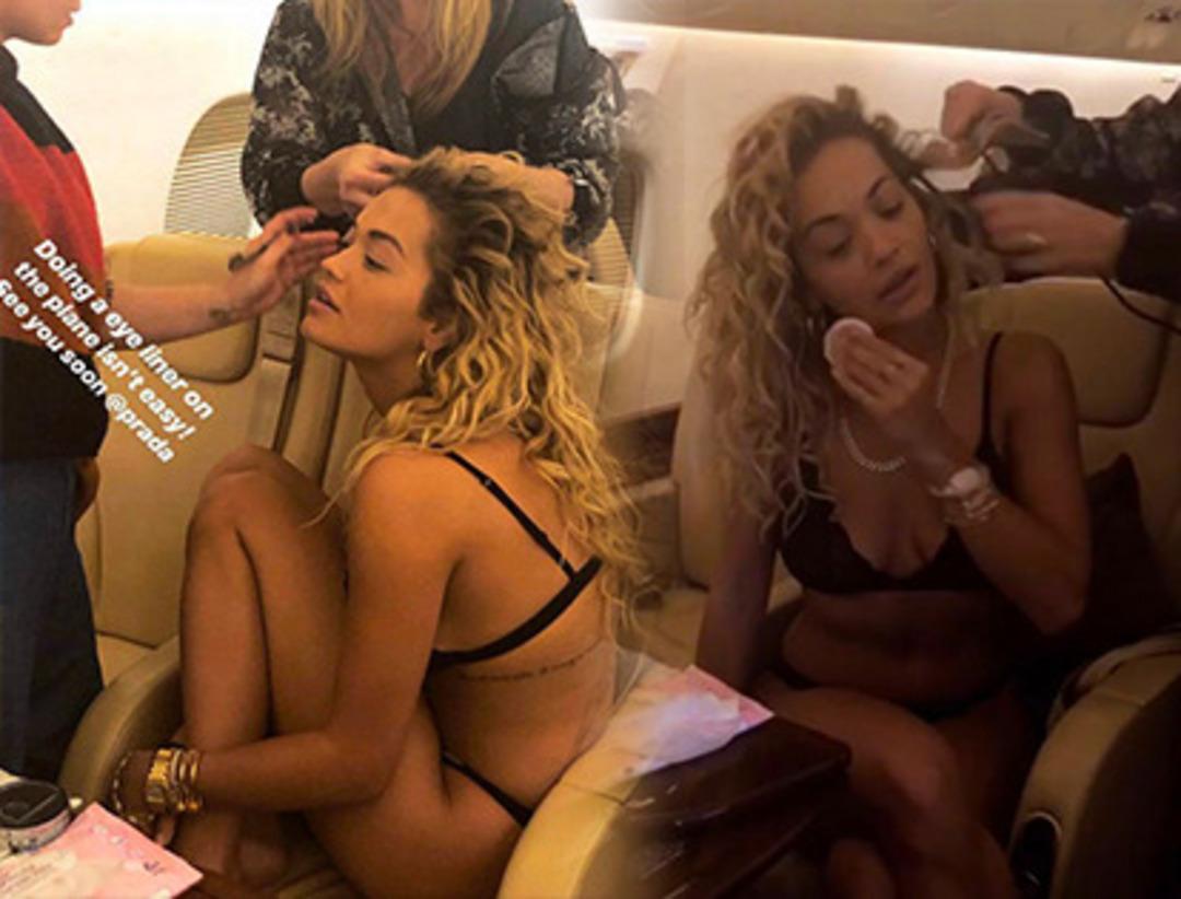 Rita Ora u&ccedil;akta i&ccedil; &ccedil;amaşırlarıyla!