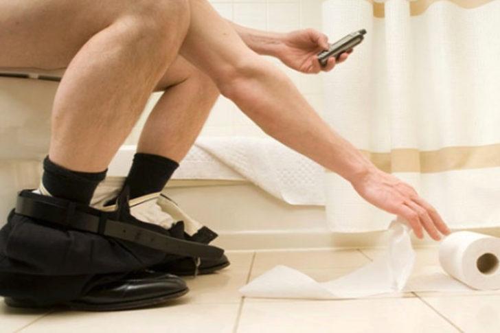 Tuvalette oyun oynarken rektumu düştü G2