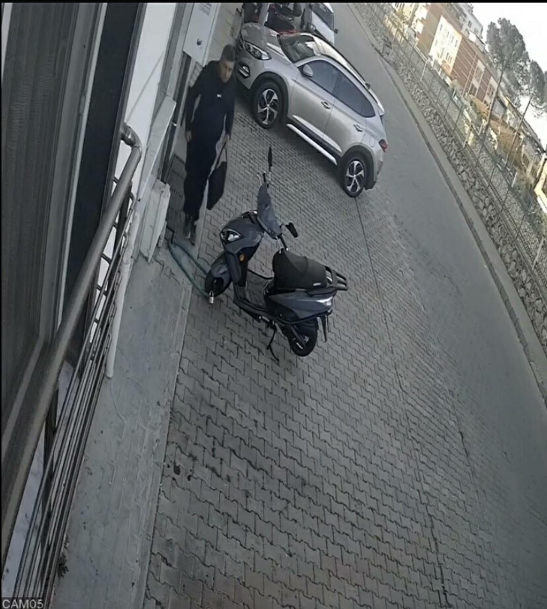 İtfaiye erinin şüpheli görüntüsü! Eve gelip gittiği zamana ait anlar güvenlik kamerasında 4