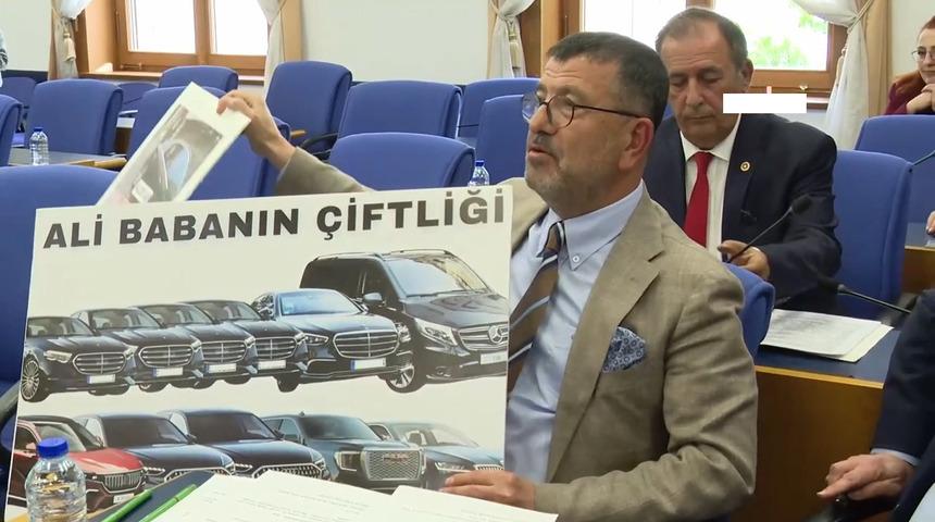 CHP'li Veli Ağbaba  TBMM'ye elindeki dövizlerle geldi, Diyanet'i hedef aldı: "Ali Babanın Çiftliği"