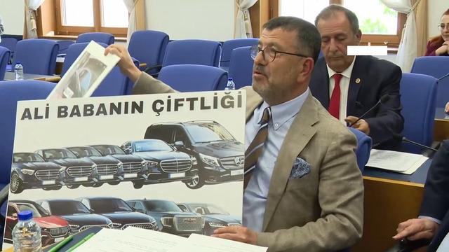 CHP'li Veli Ağbaba  TBMM'ye elindeki dövizlerle geldi, Diyanet'i hedef aldı: Ali Babanın Çiftliği
