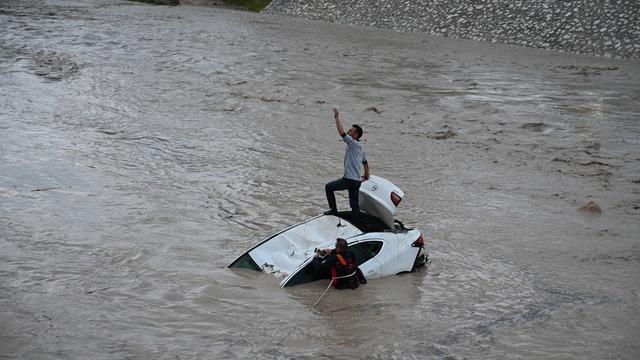 Osmaniye'yi sağanak vurdu! Bülbül Deresi taştı, araçlar yolda mahsur kaldı, evleri su bastı