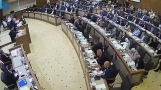 Bursa Belediye Meclisi'nde ortalık karıştı! AK Partili ve CHP'li üyeler sert tartışma yaşadı