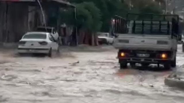 Kadirli'de sağanak yağış sele neden oldu!