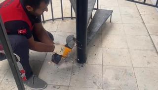 Şanlıurfa'da demir boruya sıkışan kırlangıç kurtarıldı