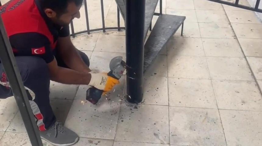 Şanlıurfa'da demir boruya sıkışan kırlangıç itfaiye ekipleri tarafından kurtarıldı