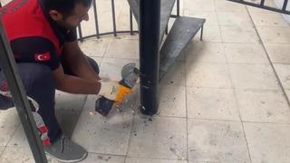 Şanlıurfa'da demir boruya sıkışan kırlangıç itfaiye ekipleri tarafından kurtarıldı