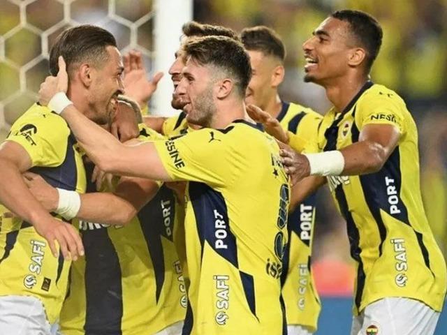 Fenerbahçe'de taraftarı heyecanlandıran haber! O isimle anlaşma sağlandı, imzalar gece yarısı atıldı