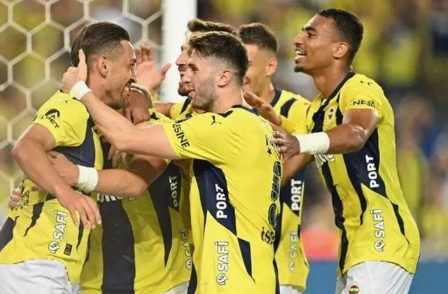 Fenerbahçe'de taraftarı heyecanlandıran haber! O isimle anlaşma sağlandı, imzalar gece yarısı atıldı
