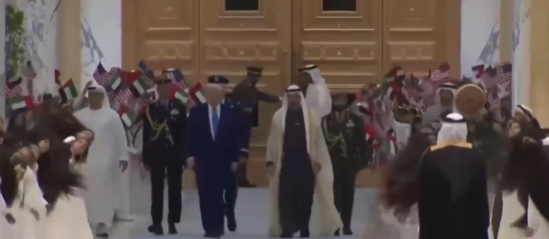 BAE de Trump ı Nasha at geleneğiyle karşıladılar! Küçük kızların yaptığı ilginç dans gündem oldu 1