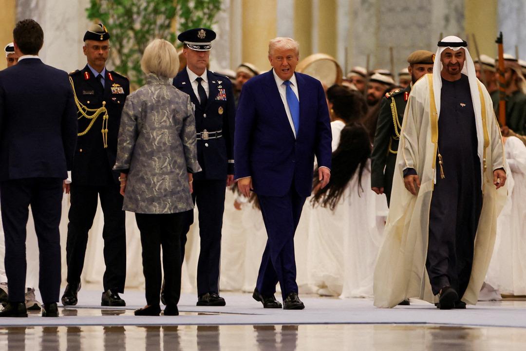 BAE de Trump ı Nasha at geleneğiyle karşıladılar! Küçük kızların yaptığı ilginç dans gündem oldu 3