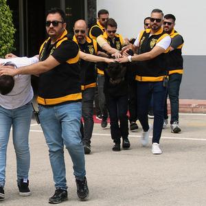İş insanına sevgili tuzağıyla gasp şoku: Yardımına koştu, önce darbedildi sonra soyuldu!