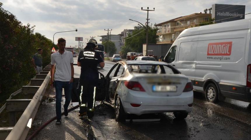 Serik'te seyir halindeki otomobil alev alev yandı