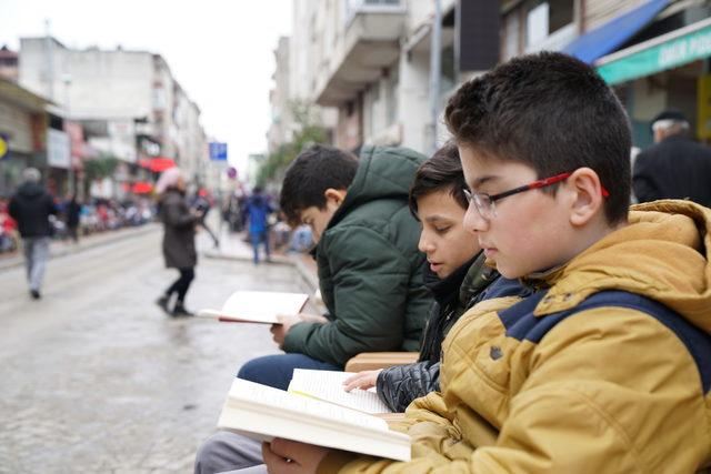 Samsunlu öğrenciler, caddede toplanıp kitap okudu