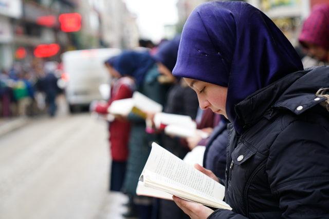 Samsunlu öğrenciler, caddede toplanıp kitap okudu