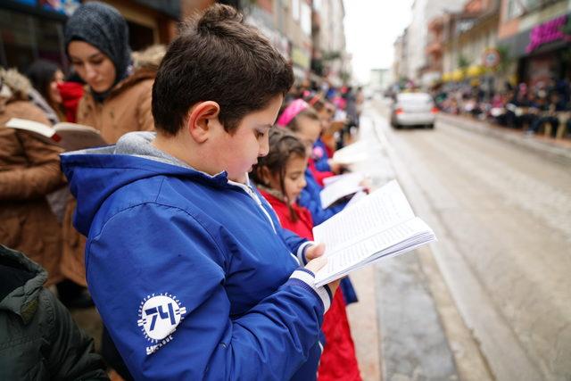 Samsunlu öğrenciler, caddede toplanıp kitap okudu