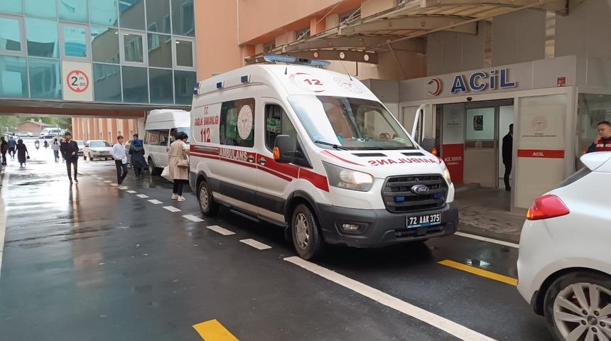 Yol kenarında yürürken otomobilin çarptığı adam hayatını kaybetti