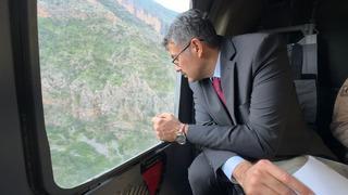 Hakkari Valisi Çelik, derede kaybolan çocuğu arama çalışmalarını havadan inceledi