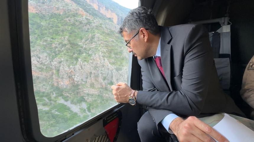 Hakkari Valisi Çelik, derede kaybolan çocuğu arama çalışmalarını havadan inceledi