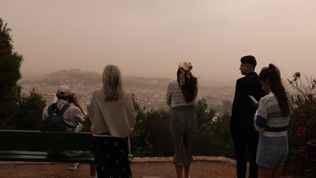 Atina dahil Yunanistan'ın birçok kentinde gökyüzünü Büyük Sahra tozu kapladı