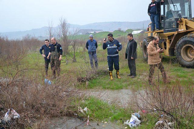 Çay ortasında midibüste mahsur kalan 25 işçiyi itfaiye kurtardı