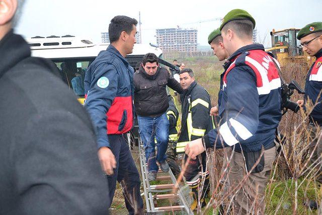 Çay ortasında midibüste mahsur kalan 25 işçiyi itfaiye kurtardı