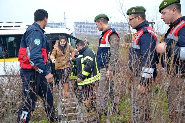 Çay ortasında midibüste mahsur kalan 25 işçiyi itfaiye kurtardı