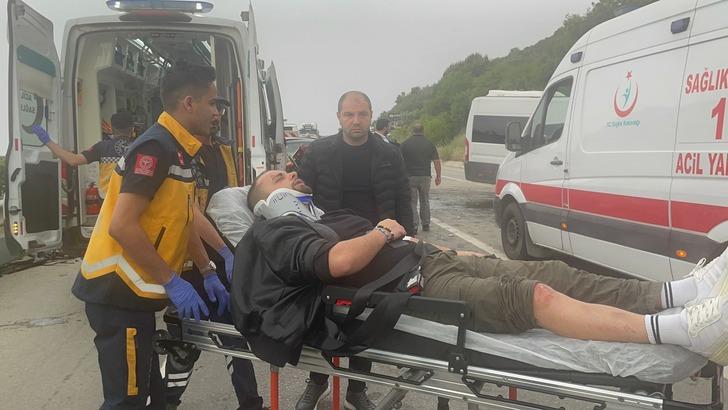 İşçi servis minibüsü ile otomobil çarpıştı: 2’si ağır, 12 yaralı G3