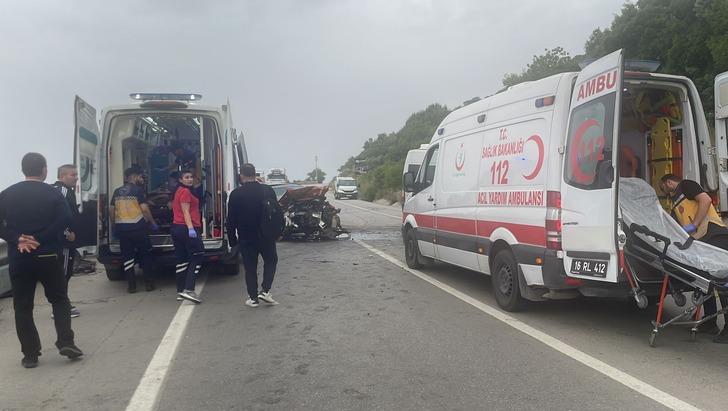 İşçi servis minibüsü ile otomobil çarpıştı: 2’si ağır, 12 yaralı G4