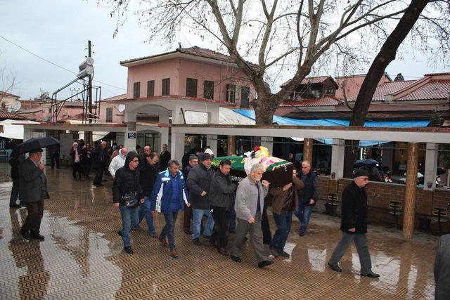 Oğulları tarafından öldürülen çift yan yana defnedildi