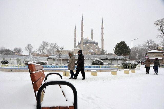 Edirne’de öğrencilere kar tatili