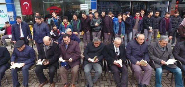 Bin öğrenci caddeye dizilip kitap okudu