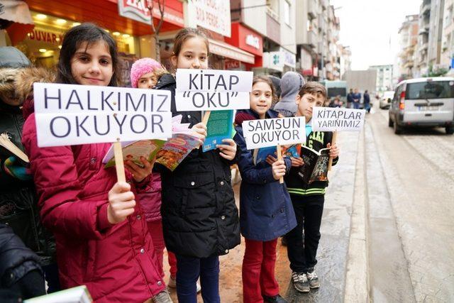 Bin öğrenci caddeye dizilip kitap okudu