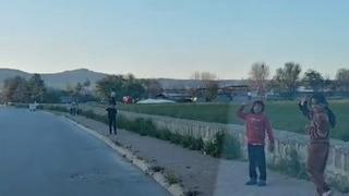 Kayseri'de yürek ısıtan görüntüler: Polisleri gördüler, selama durdular