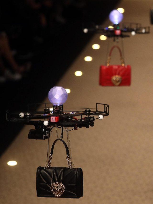Defilede çantalar ’drone’la tanıtıldı