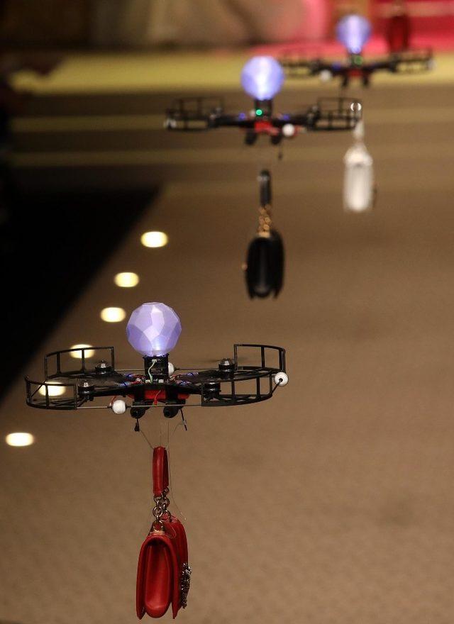 Defilede çantalar ’drone’la tanıtıldı