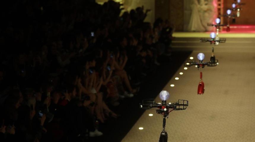 Defilede &ccedil;antalar &rsquo;drone&rsquo;la tanıtıldı