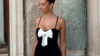 Kızılcık Şerbeti'ne veda etmişti! Özge Özacar kırmızı halıda siyahlar içinde! Beğeni yağdı