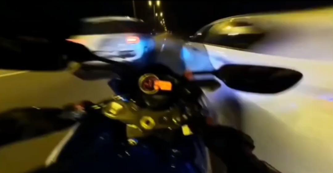 Saatte 280 kilometre hız yaptığı videoları paylaşan motosiklet sürücüsü yakalandı 1
