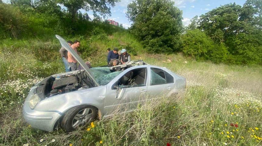 Balıkesir’de tarlaya uçan aracın sürücüsünü vatandaşlar kurtardı
