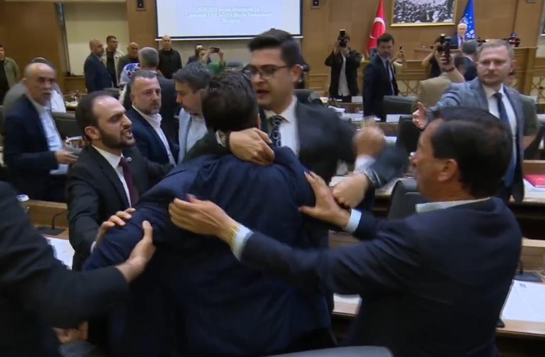 BURSA-BUYUKSEHIR-MECLISINDE-GRUP-SOZCUL_717891_212324 (1)