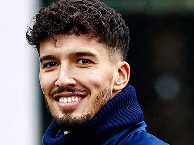 Altay Bayındır Türkiye'ye geri dönüyor! Fenerbahçe'nin ezeli rakibiyle el sıkıştı