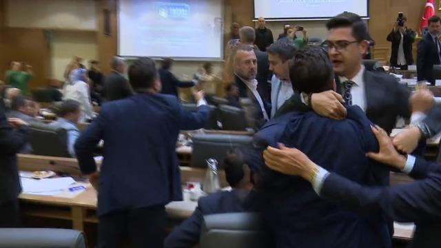 Belediye meclisinde ortalık karıştı! Gergin anlar yaşandı