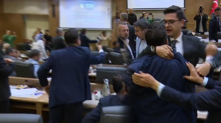 Bursa Büyükşehir Belediye Meclisi'nde ortalık karıştı! Gergin anlar yaşandı
