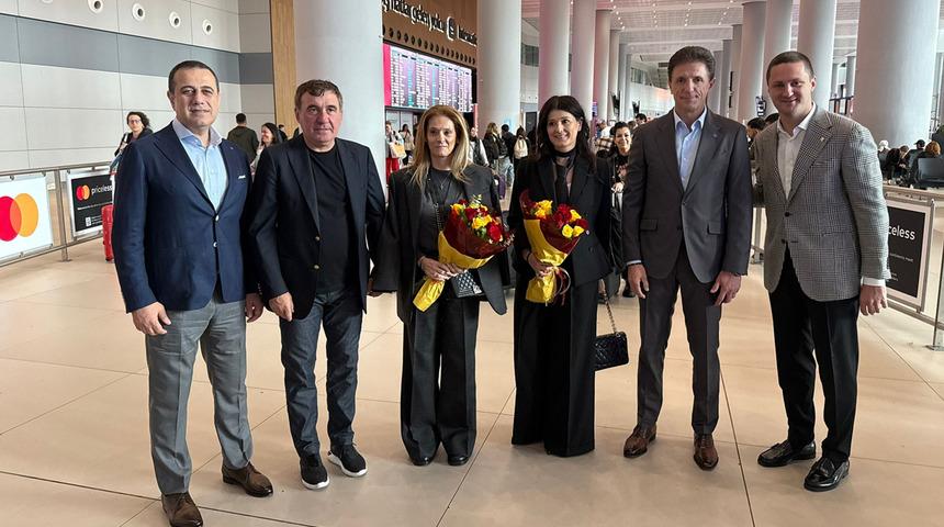 Hagi ile Popescu, İstanbul Havalimanı’nda çiçeklerle karşılandı
