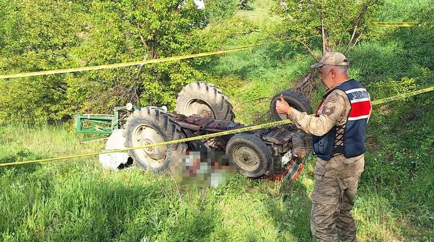 Traktörün altında kalan sürücü hayatını kaybetti