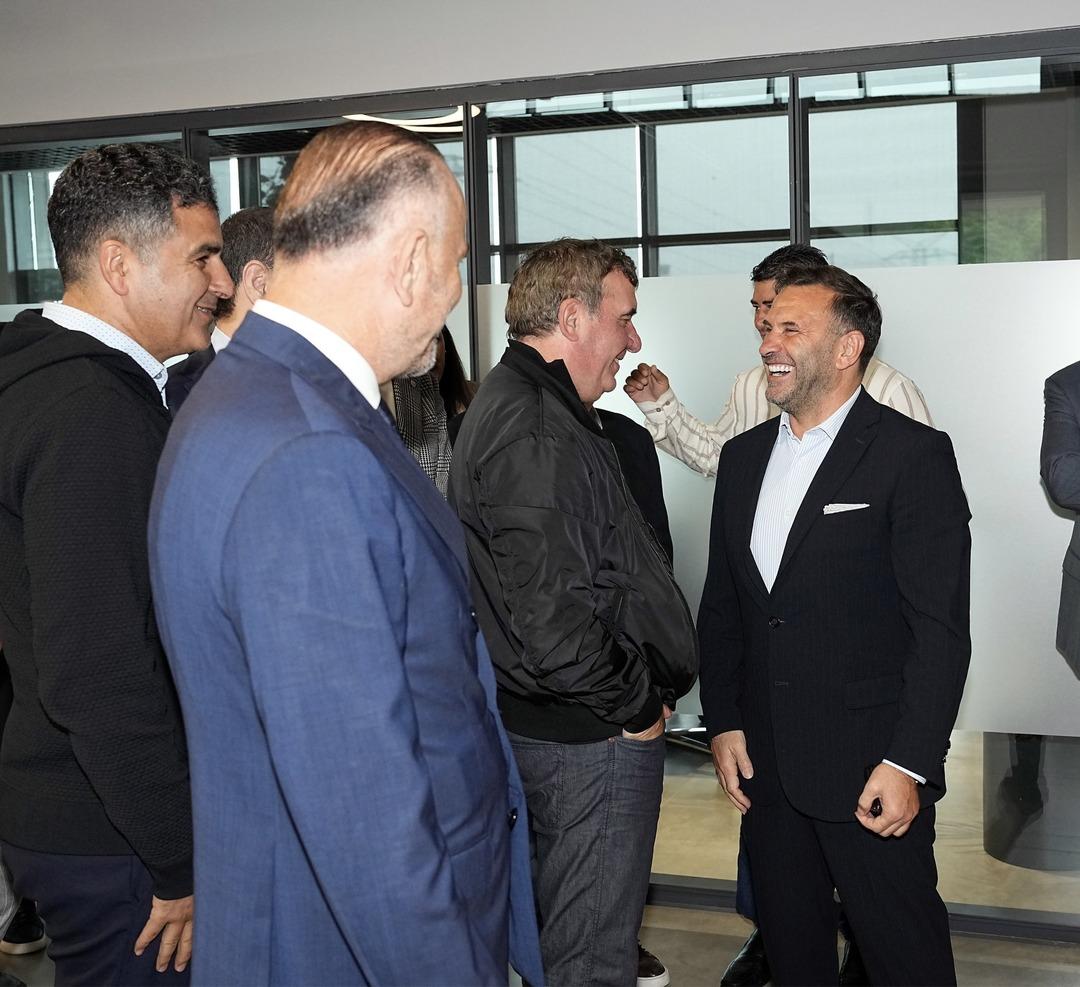 718305_GALATASARAY-KULUBU-UEFA-KUPASI-ZAFERINI