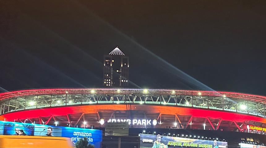 Galatasaray stadında gece yarısı ilginç görüntüler! Taraftarlar kameralarını sarılıp videoya çekti